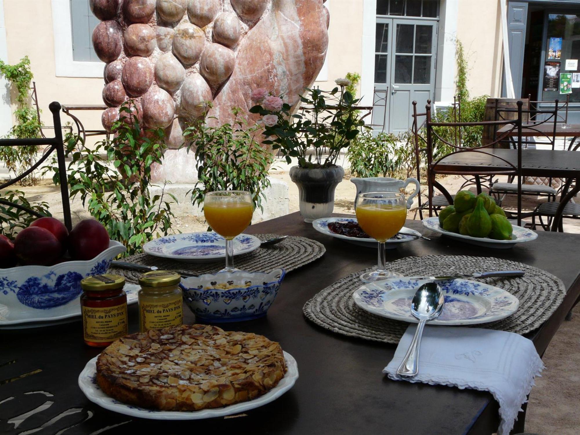 Logis Hotel - Restaurant La Marbrerie Caunes-Minervois ภายนอก รูปภาพ